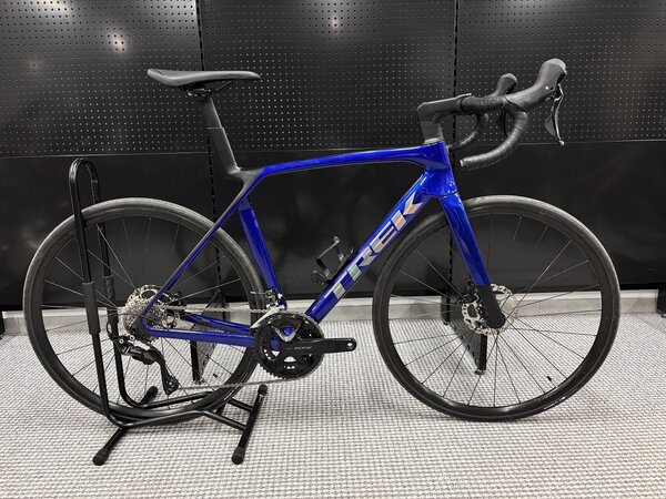 Testovaný bicykel Trek Madone SL 5 Gen 8 Hex Blue 2025