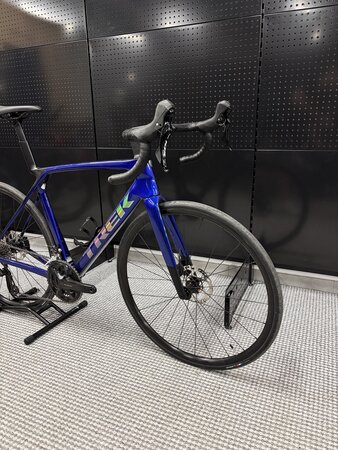 Testovaný bicykel Trek Madone SL 5 Gen 8 Hex Blue 2025