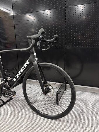 Testovaný bicykel Trek Madone SL 5 Gen 8 Matte Deep Smoke 2025 L