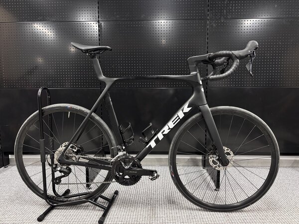 Testovaný bicykel Trek Madone SL 5 Gen 8 Matte Deep Smoke 2025 XL