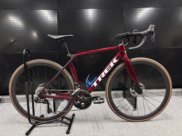 Testovaný bicykel Trek Madone SL 6 Gen 8 Crimson 2025