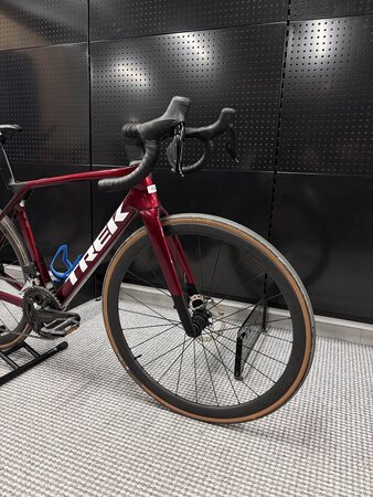Testovaný bicykel Trek Madone SL 6 Gen 8 Crimson 2025