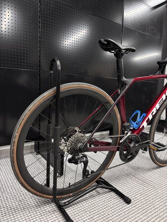 Testovaný bicykel Trek Madone SL 6 Gen 8 Crimson 2025