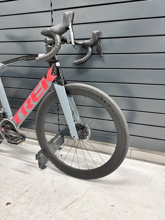 Testovaný bicykel Trek Madone SL 7 AXS Battleship Blue 2023