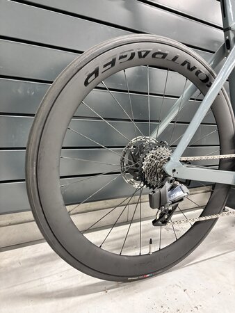 Testovaný bicykel Trek Madone SL 7 AXS Battleship Blue 2023