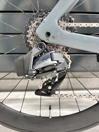 Testovaný bicykel Trek Madone SL 7 AXS Battleship Blue 2023