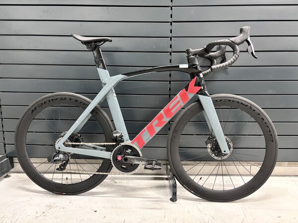 Testovaný bicykel Trek Madone SL 7 AXS Battleship Blue 2023