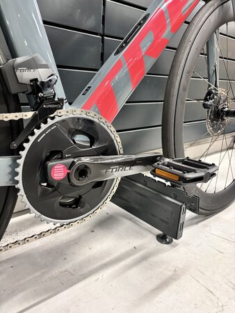 Testovaný bicykel Trek Madone SL 7 AXS Battleship Blue 2023