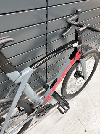 Testovaný bicykel Trek Madone SL 7 AXS Battleship Blue 2023