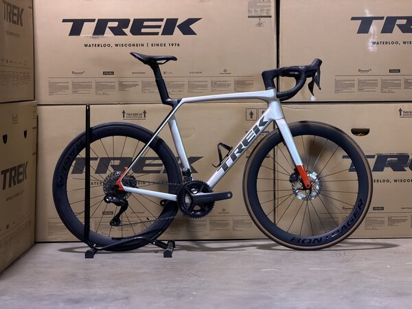 Testovaný bicykel Trek Madone SL 7 Gen 8 Matte Lunar Silver 2025