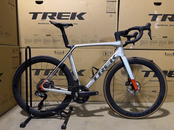 Testovaný bicykel Trek Madone SL 7 Gen 8 Matte Lunar Silver 2025