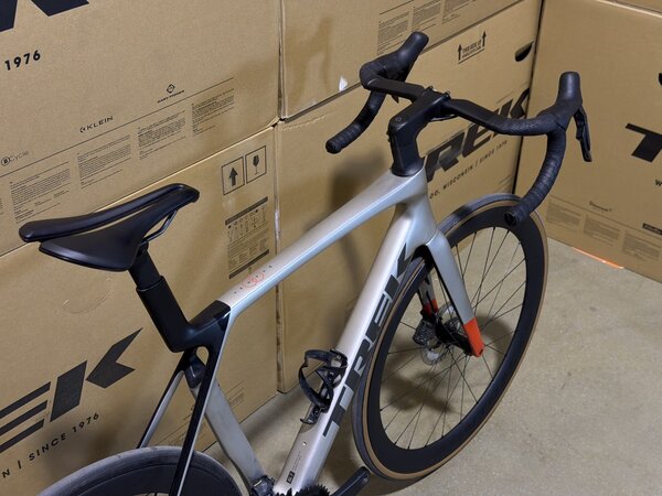 Testovaný bicykel Trek Madone SL 7 Gen 8 Matte Lunar Silver 2025