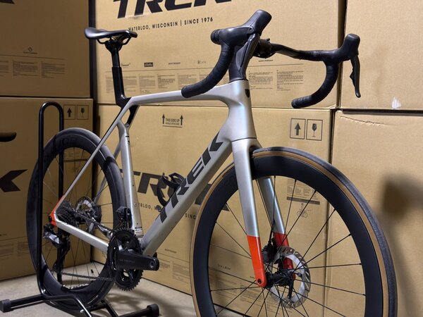 Testovaný bicykel Trek Madone SL 7 Gen 8 Matte Lunar Silver 2025