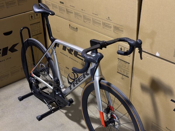 Testovaný bicykel Trek Madone SL 7 Gen 8 Matte Lunar Silver 2025