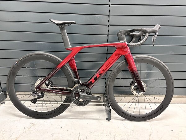 Testovaný bicykel Trek Madone SLR 7 Gen 7 Metallic Red Smoke to Red Carbon Smoke 2024