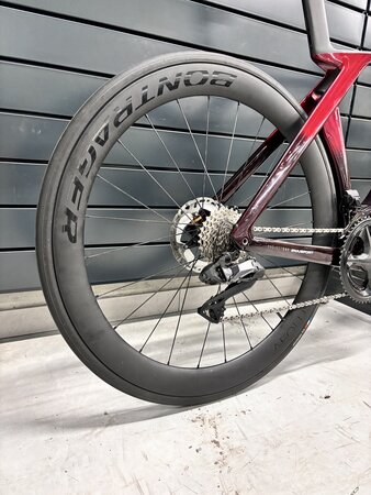 Testovaný bicykel Trek Madone SLR 7 Gen 7 Metallic Red Smoke to Red Carbon Smoke 2024