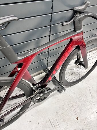 Testovaný bicykel Trek Madone SLR 7 Gen 7 Metallic Red Smoke to Red Carbon Smoke 2024