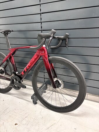 Testovaný bicykel Trek Madone SLR 7 Gen 7 Metallic Red Smoke to Red Carbon Smoke 2024