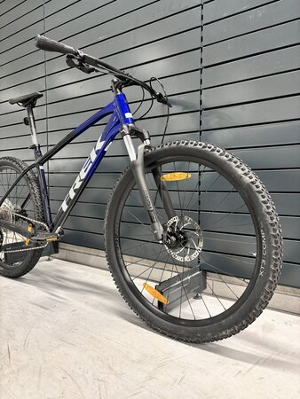 Testovaný bicykel Trek Marlin 6 Hex Blue to Deepdark Blue 2023