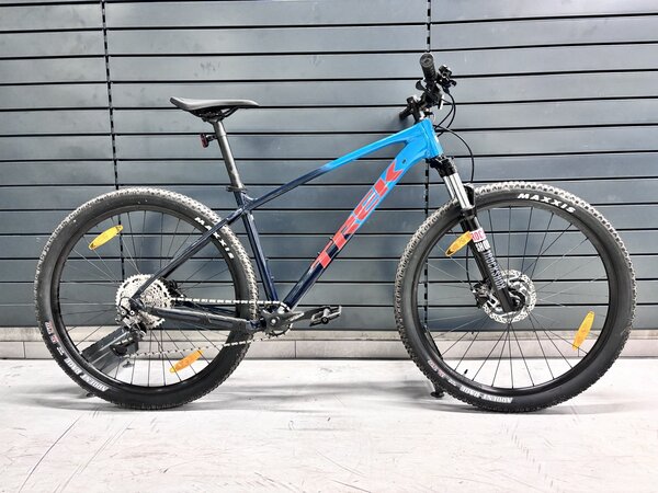 Testovaný bicykel Trek Marlin 7 Teal to Nautical Navy Fade 2023