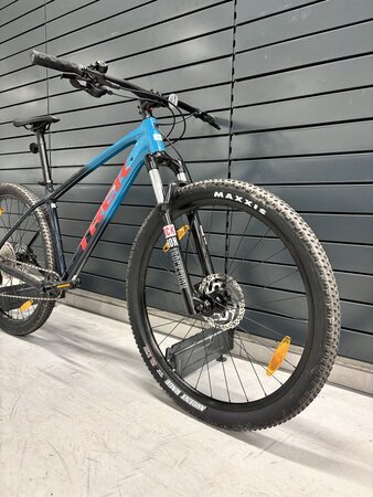 Testovaný bicykel Trek Marlin 7 Teal to Nautical Navy Fade 2023