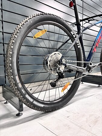 Testovaný bicykel Trek Marlin 7 Teal to Nautical Navy Fade 2023