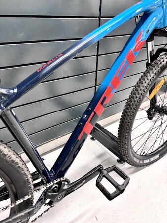 Testovaný bicykel Trek Marlin 7 Teal to Nautical Navy Fade 2023