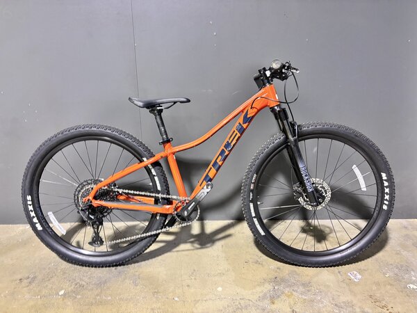 Testovaný bicykel Trek Marlin 8 Gloss Radioactive Red/Nautical 2022