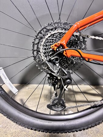 Testovaný bicykel Trek Marlin 8 Gloss Radioactive Red/Nautical 2022