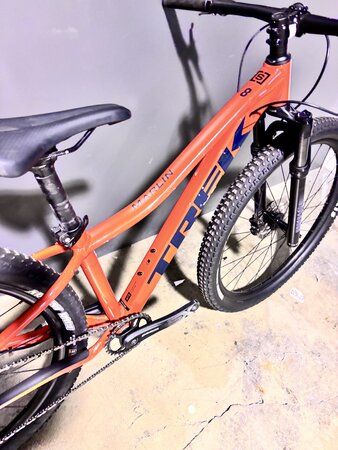 Testovaný bicykel Trek Marlin 8 Gloss Radioactive Red/Nautical 2022