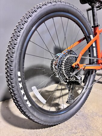 Testovaný bicykel Trek Marlin 8 Gloss Radioactive Red/Nautical 2022