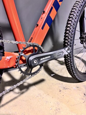 Testovaný bicykel Trek Marlin 8 Gloss Radioactive Red/Nautical 2022