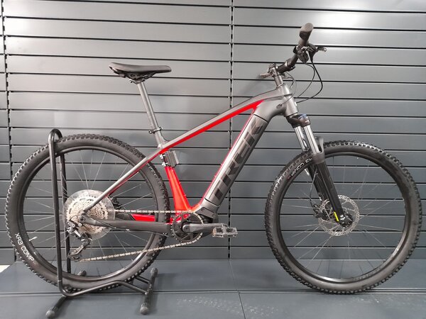 Testovaný elektrobicykel Trek Powerfly 4 Matte Black/Gloss Red 2023