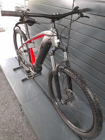 Testovaný elektrobicykel Trek Powerfly 4 Matte Black/Gloss Red 2023