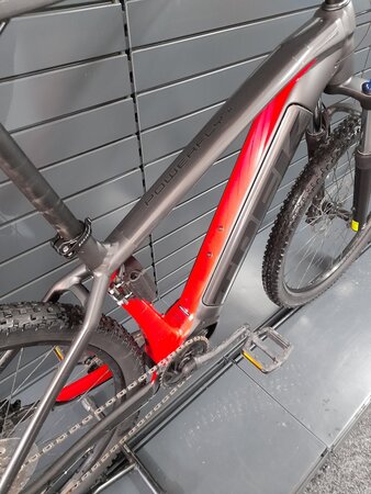 Testovaný elektrobicykel Trek Powerfly 4 Matte Black/Gloss Red 2023