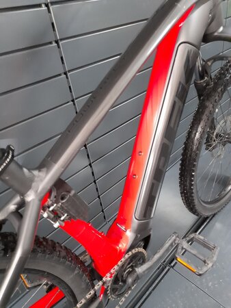 Testovaný elektrobicykel Trek Powerfly 4 Matte Black/Gloss Red 2023