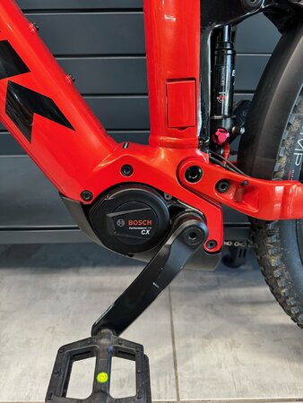 Testovaný Elektrobicykel Trek Powerfly FS 4 Lava/ Trek Black 2023