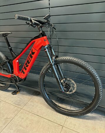 Testovaný Elektrobicykel Trek Powerfly FS 4 Lava/ Trek Black 2023