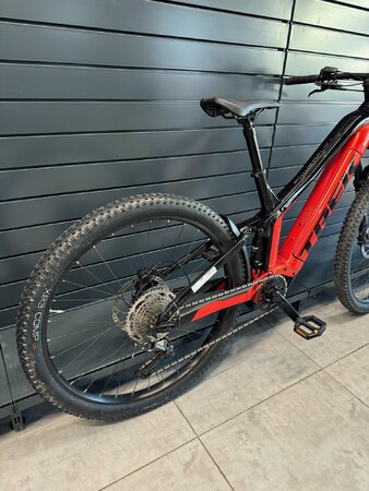 Testovaný Elektrobicykel Trek Powerfly FS 4 Lava/ Trek Black 2023