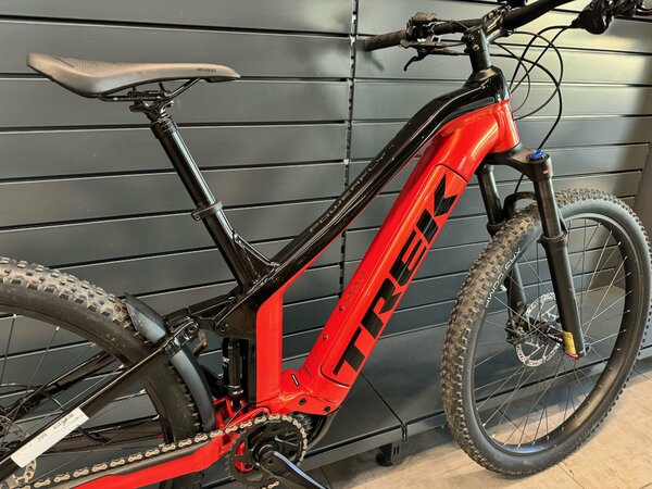 Testovaný Elektrobicykel Trek Powerfly FS 4 Lava/ Trek Black 2023