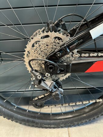 Testovaný Elektrobicykel Trek Powerfly FS 4 Lava/ Trek Black 2023