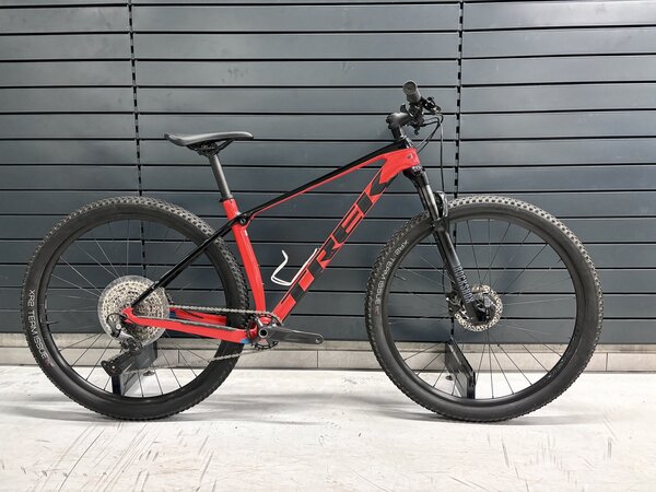 Testovaný bicykel Trek Procaliber 9.5 Radioactive Red/Trek Black 2022