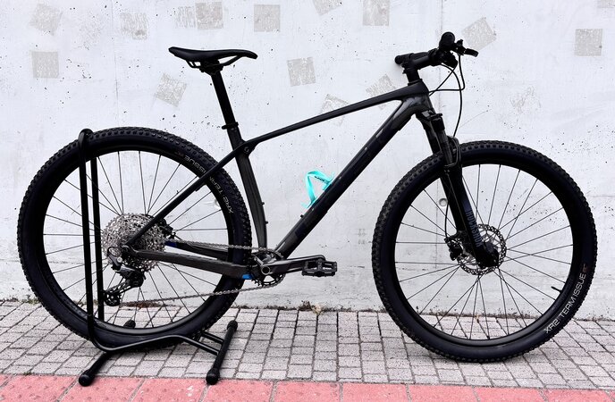 Testovaný bicykel Trek Procaliber 9.5 Gen 2 Gloss Dark Prismatic/Matte Trek Black 2024