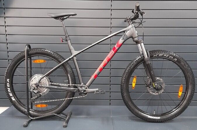Testovaný bicykel Trek Roscoe 6 Lithium Grey/Cobra Blood 2023