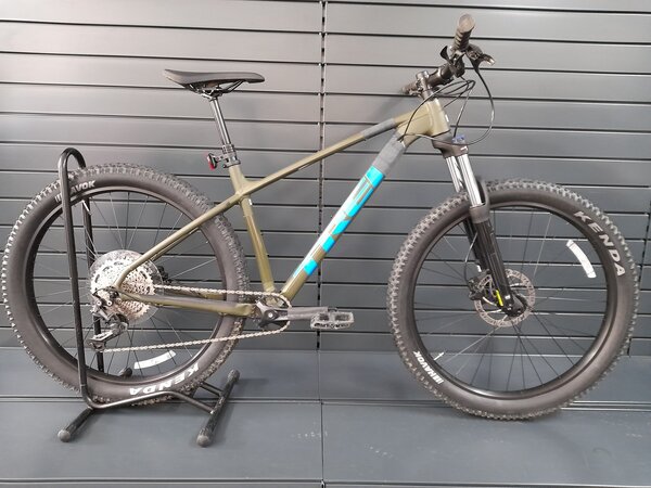 Testovaný bicykel Trek Roscoe 6 Olive Grey/Waterloo Blue 2023