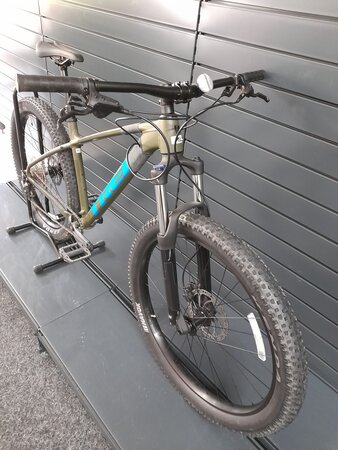 Testovaný bicykel Trek Roscoe 6 Olive Grey/Waterloo Blue 2023