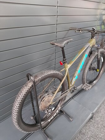 Testovaný bicykel Trek Roscoe 6 Olive Grey/Waterloo Blue 2023