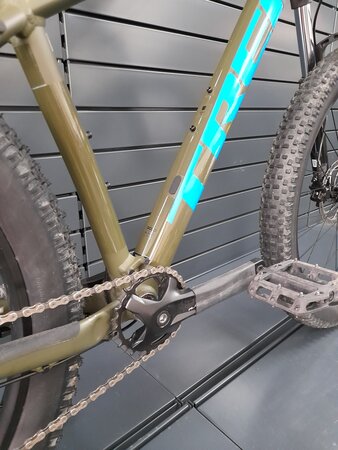 Testovaný bicykel Trek Roscoe 6 Olive Grey/Waterloo Blue 2023