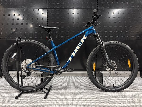 Testovaný bicykel Trek Roscoe 7 Dark Aquatic 2025 L