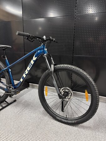 Testovaný bicykel Trek Roscoe 7 Dark Aquatic 2025 L